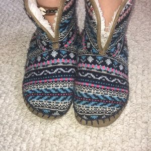 I’m selling this pair of American Eagle slippers.